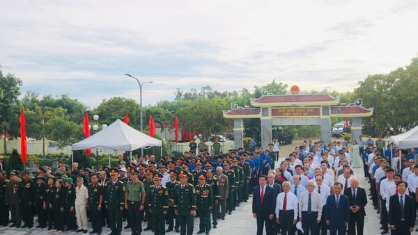 Tỉnh uỷ, HĐND, UBND, UBMTTQ VN tỉnh Quảng Ngãi tổ chức lễ dâng hoa, dâng hương tại NTLS Vạn Tường kỷ niệm 60 năm chiến thắng Vạn Tường