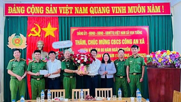 Lãnh đạo xã Vạn Tường thăm Công an xã nhân kỷ niệm 80 năm Ngày truyền thống Công an nhân dân Việt Nam (19-8-1945 - 19-8-2025)