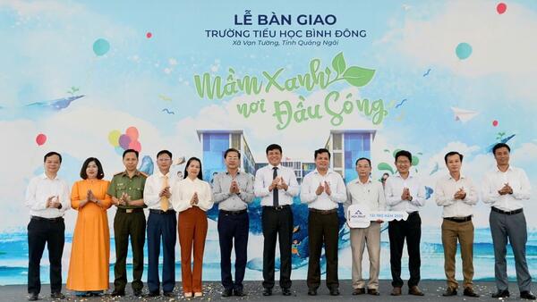 Công ty CP Thép Hòa Phát Dung Quất bàn giao Trường Tiểu học Bình Đông trị giá 42 tỷ đồng