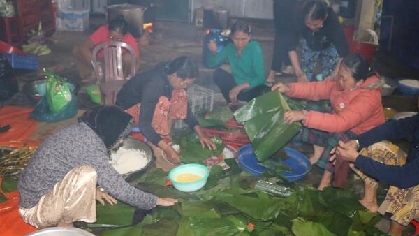 Người dân xã Vạn Tường gói hơn 1.000 bánh chưng cùng nhiều nhu yếu phẩm ủng hộ bà con vùng lũ