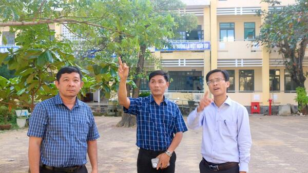 Chủ tịch UBND xã Vạn Tường kiểm tra thực tế, chỉ đạo khắc phục cơ sở vật chất trường học