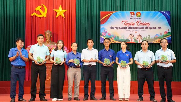 Xã Vạn Tường tuyên dương tổng phụ trách đội và cháu ngoan bác hồ tại Chi đội Kiểm ngư số 3