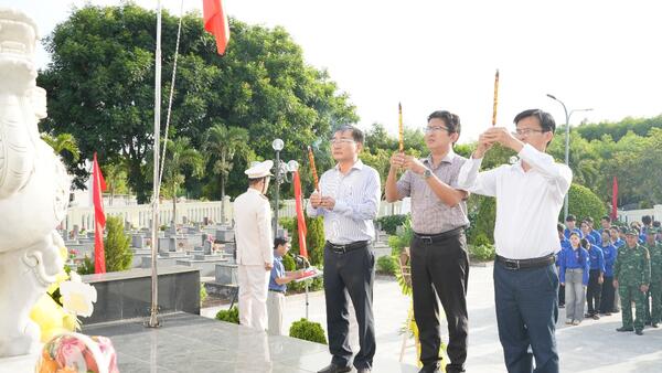 XÃ VẠN TƯỜNG TỔ CHỨC DÂNG HƯƠNG, DÂNG HOA TƯỞNG NIỆM CÁC ANH HÙNG LIỆT SĨ NHÂN KỶ NIỆM 61 NĂM NGÀY CHIẾN THẮNG VẠN TƯỜNG (18/8/1965 - 18/8/2026)