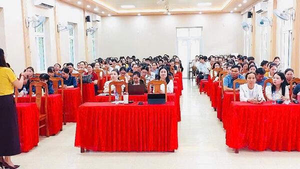 Xã Vạn Tường: Hơn 500 cán bộ, giáo viên, người lao động tham gia tập huấn chính trị hè năm 2026 kết hợp trực tuyến tại 10 điểm trường