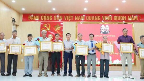 Đảng ủy xã Vạn Tường tổ chức Lễ trao tặng Huy hiệu Đảng đợt 19/5 cho 49 Đảng viên