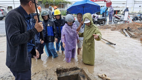 Lãnh đạo xã Vạn Tường kiểm tra chỉ đạo khắc phục tình trạng ngập lụt cục bộ tại thôn Đông Lỗ